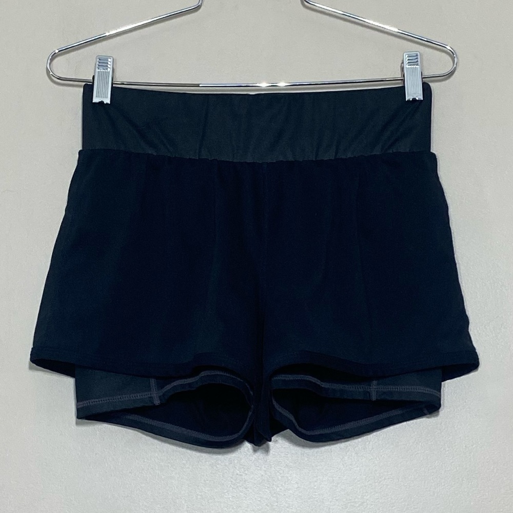 Fabletics || Woman’s work out shorts with inner bike leggings attached size S